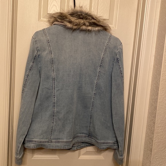 NWOT. Chico’s denim jacket with removable fur collar, size 12/14 (Chico’s Sz 2) - Picture 5 of 5